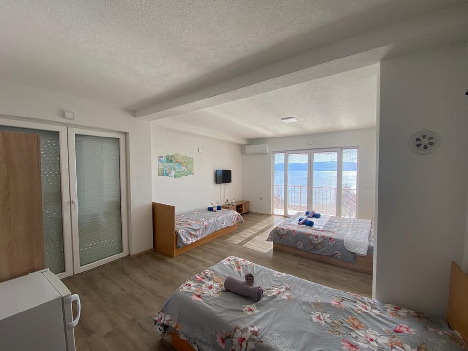 TV and multimedia, Photo of the whole room, Bedroom, towels