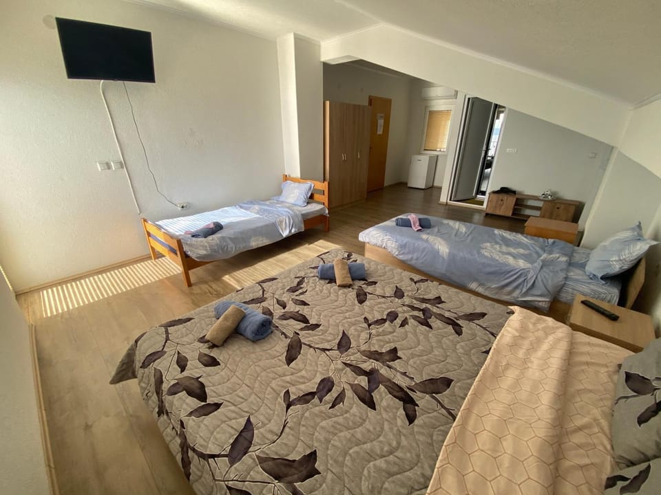 TV and multimedia, Photo of the whole room, Bedroom