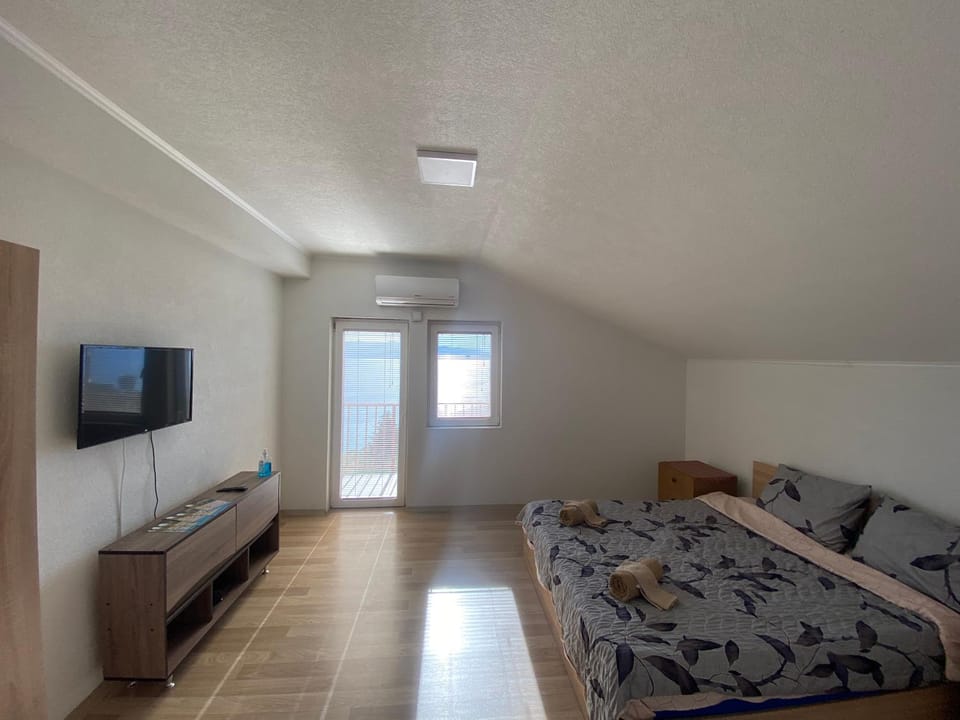 TV and multimedia, Photo of the whole room