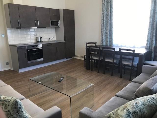 Kitchen or kitchenette, Living room, Seating area, Dining area