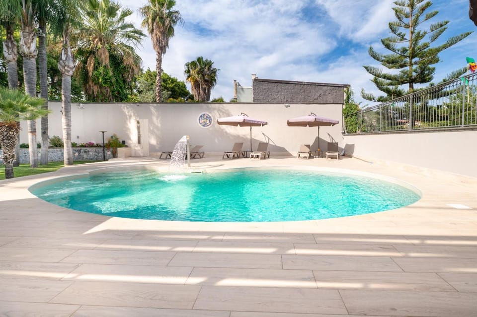 Swimming pool, sunbed