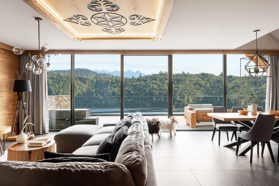 Balcony/Terrace, Living room, Seating area, Lake view, Mountain view