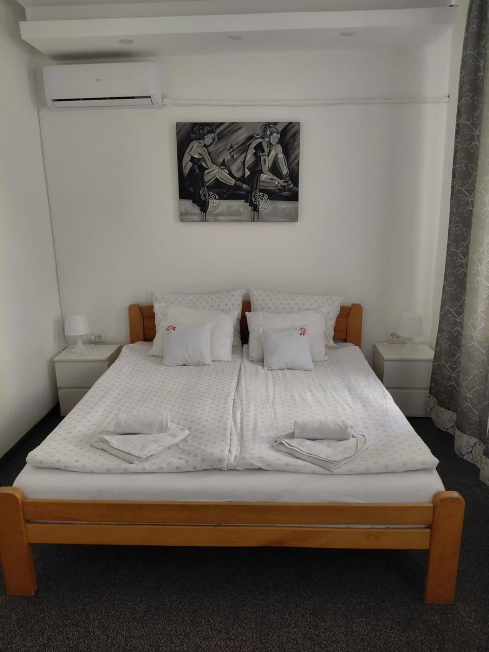 Bed, Bedroom, towels