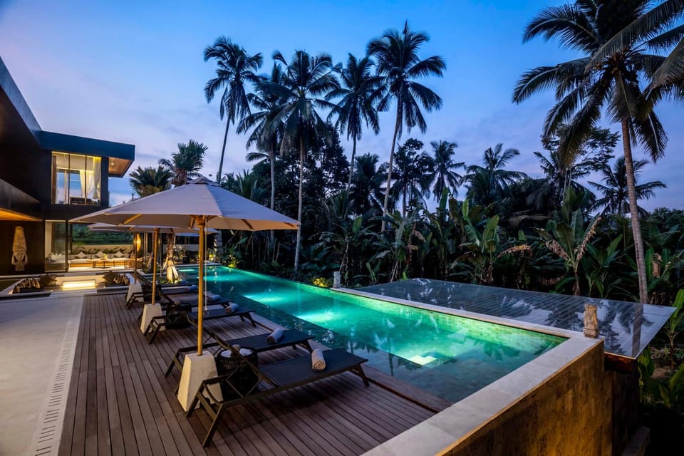 Pool view, Swimming pool, sunbed