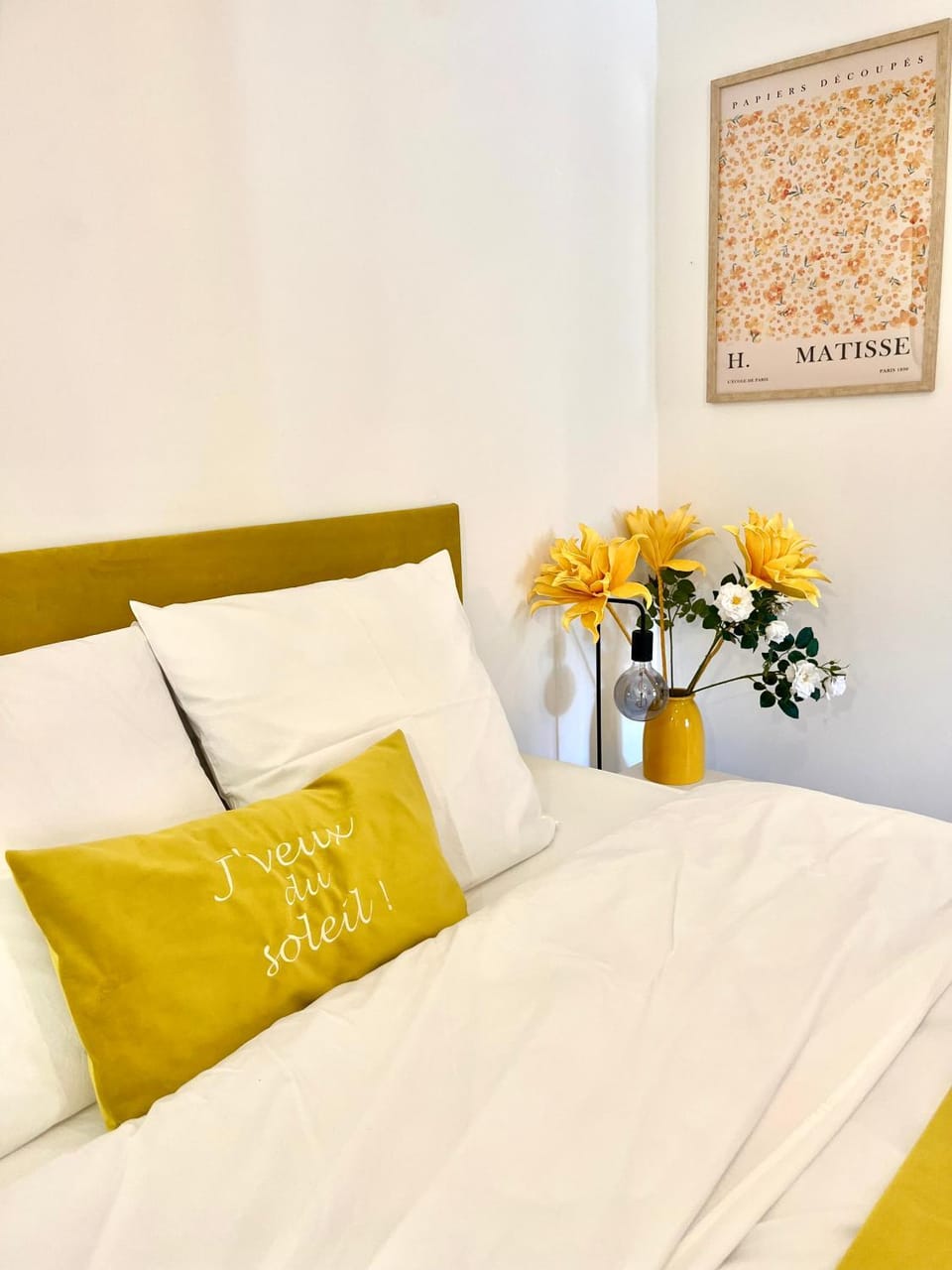 Bed, Decorative detail, Bedroom