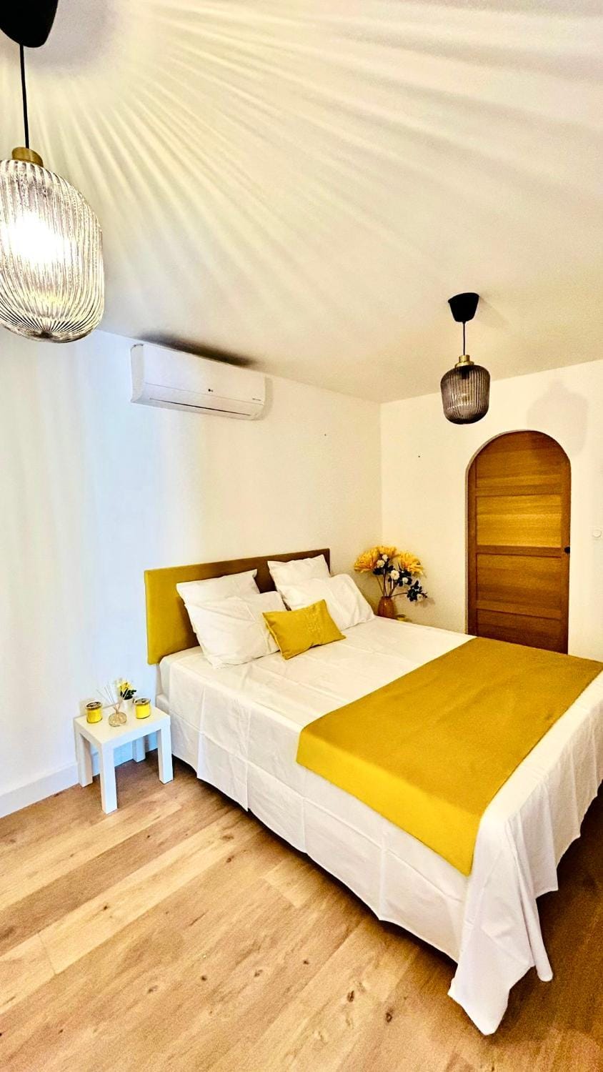 Bed, Photo of the whole room, Bedroom, air conditioner