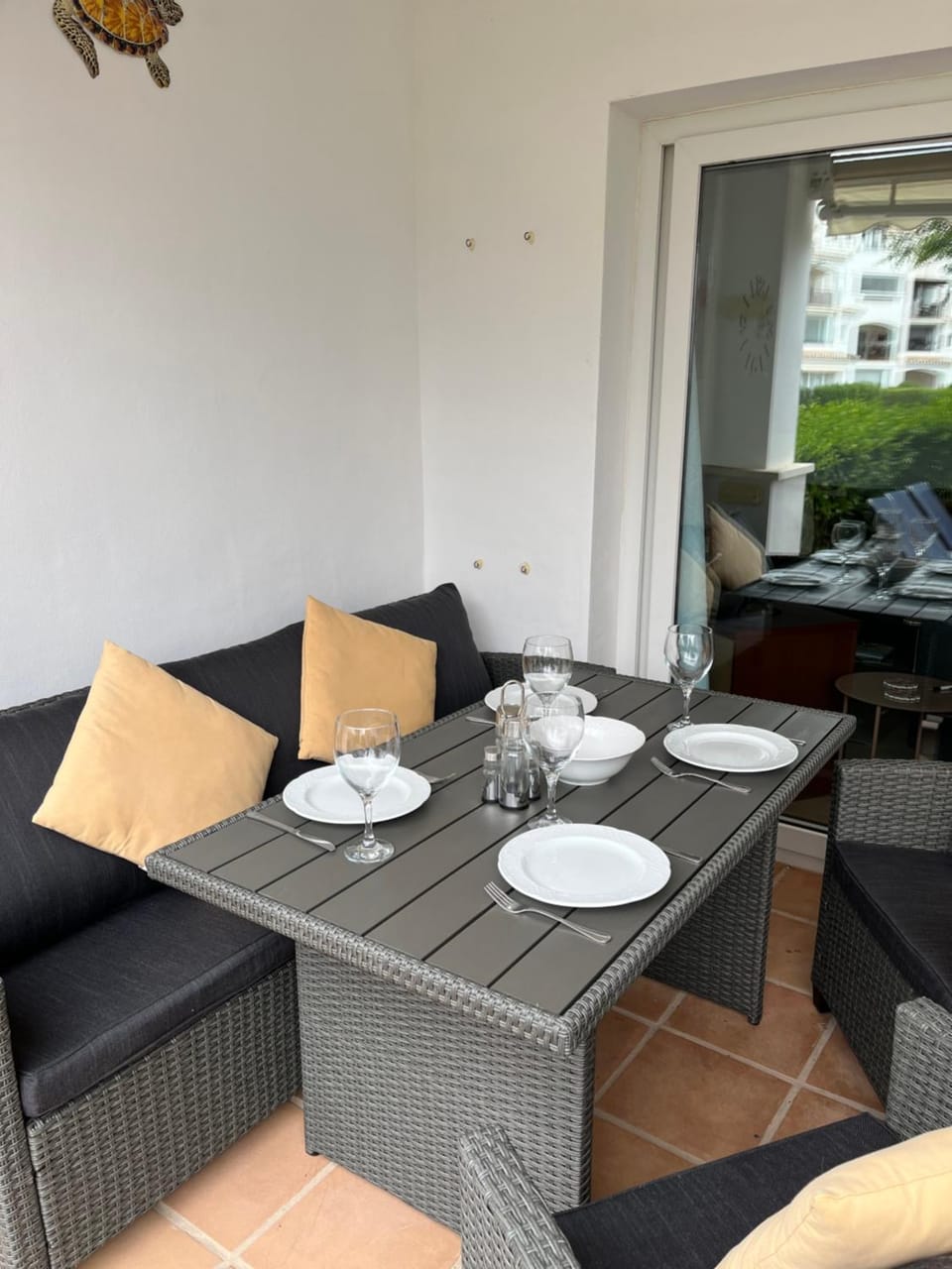 Seating area, Dining area