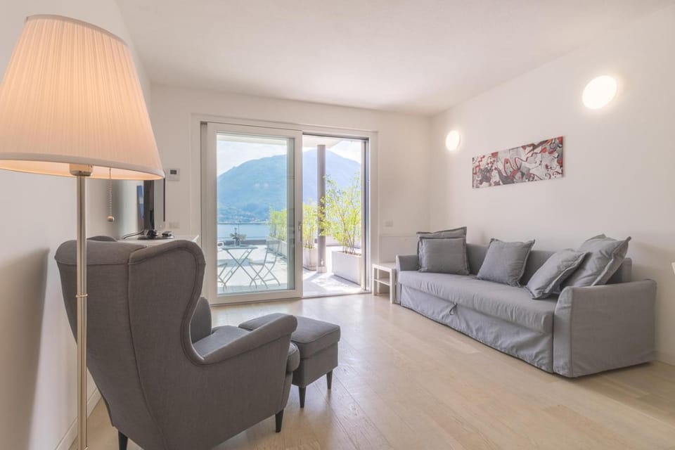 Living room, Lake view, Mountain view