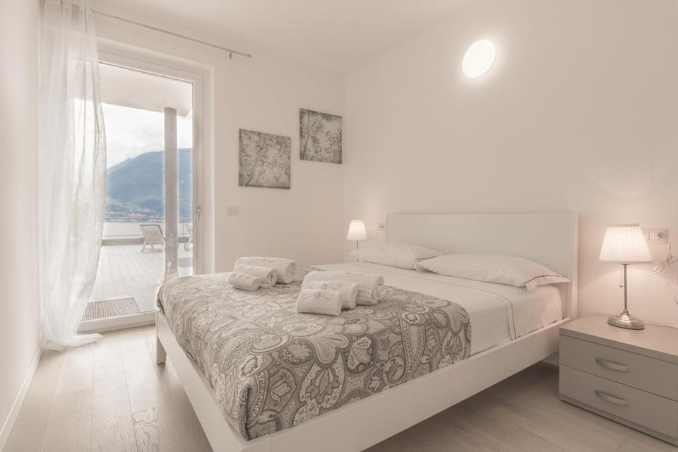 Bedroom, Lake view, Mountain view