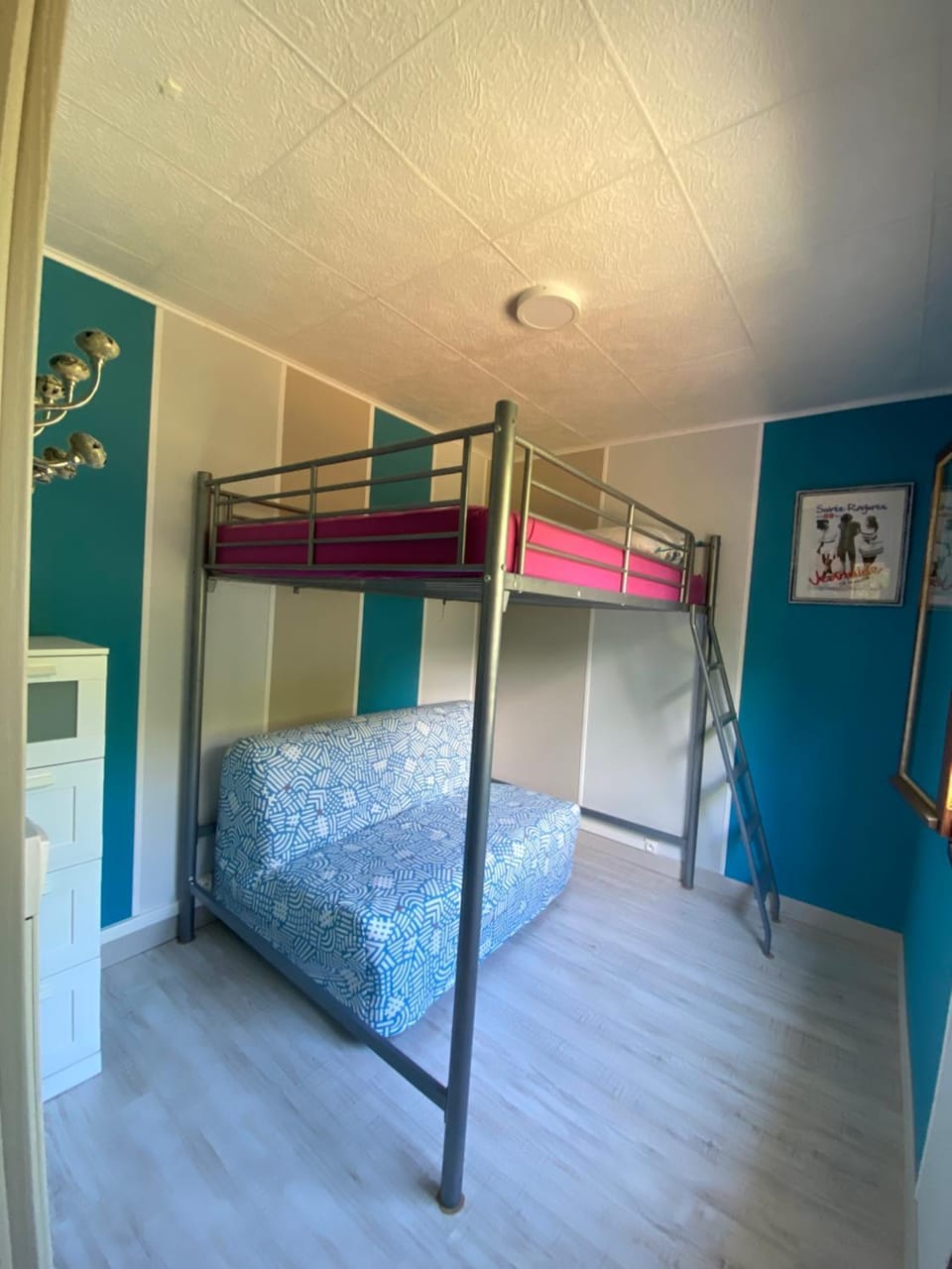 Photo of the whole room, Garden view