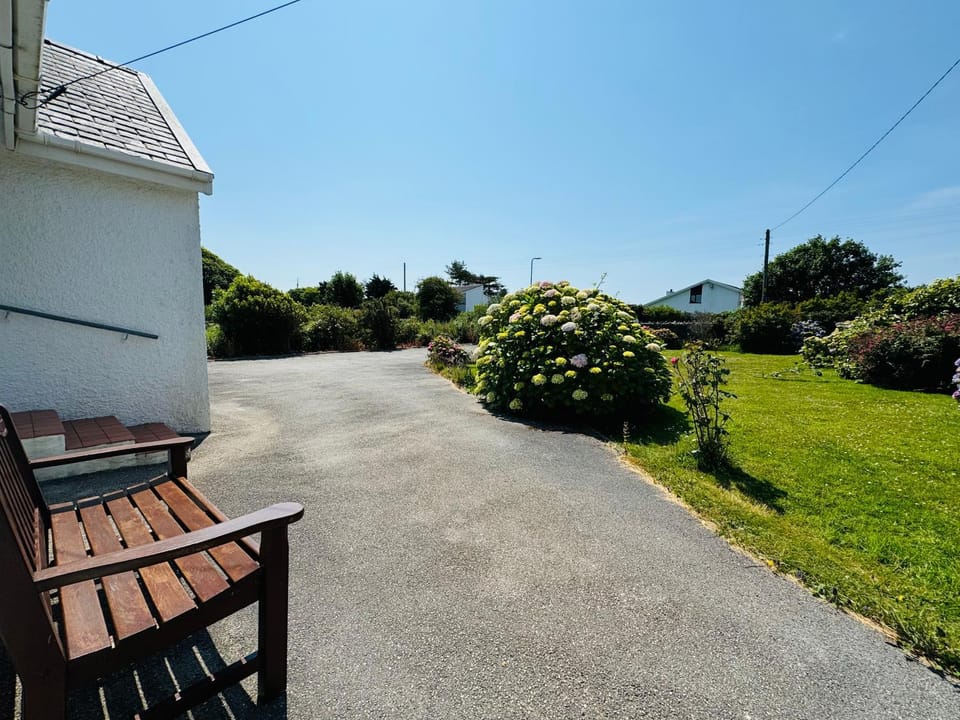 TIRNANT- 3 Bed - GROUND FLOOR ROOMS -DOG FRIENDLY House in Trearddur Bay