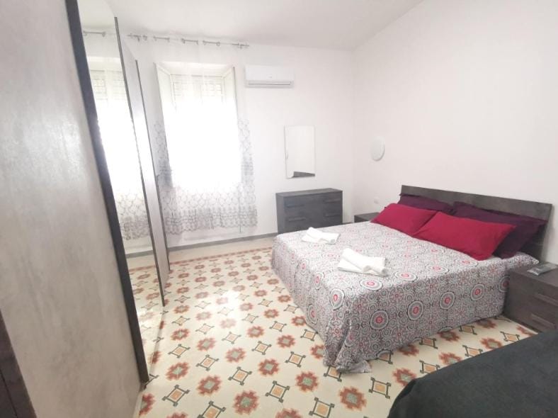 Bed, Photo of the whole room, Bedroom, wardrobe, air conditioner