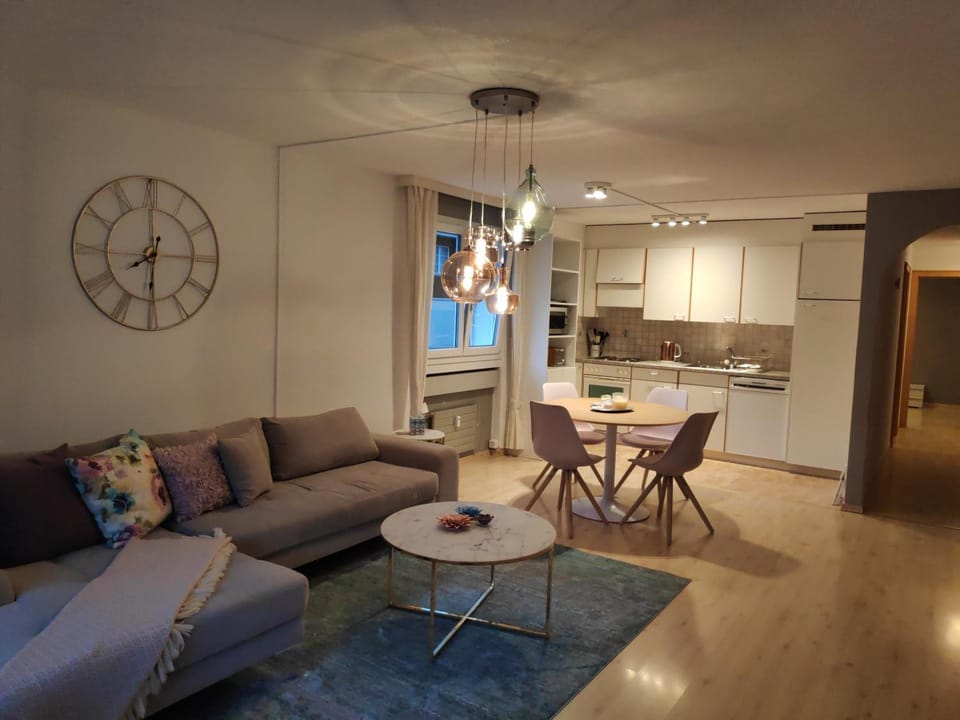 Kitchen or kitchenette, Living room, Seating area, Dining area, minibar, pet friendly