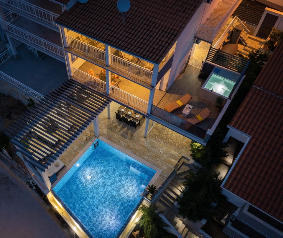 Patio, Communal lounge/ TV room, Night, Garden, Hot Tub, Balcony/Terrace, Evening entertainment, Pool view, Swimming pool, Swimming pool, sunbed