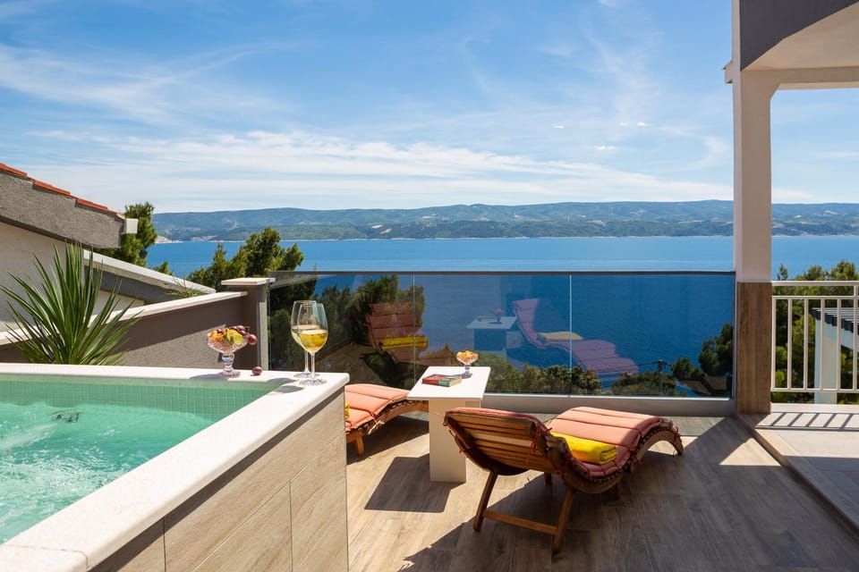Patio, Nearby landmark, Day, Natural landscape, Summer, Hot Tub, Hot Tub, View (from property/room), Balcony/Terrace, Balcony/Terrace, Mountain view, Pool view, Sea view, Swimming pool, sunbed
