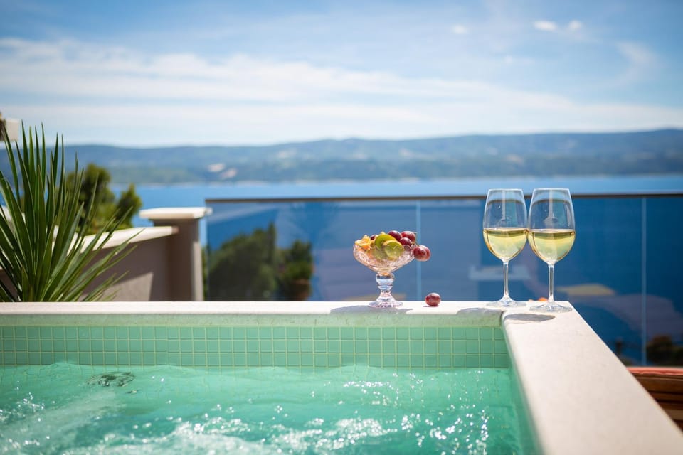 Day, Natural landscape, Hot Tub, Hot Tub, View (from property/room), Balcony/Terrace, Balcony/Terrace, Food and drinks, Mountain view, Sea view, Swimming pool, Drinks, Alcoholic drinks, sunbed
