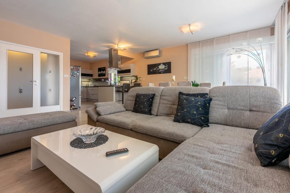 Kitchen or kitchenette, Living room