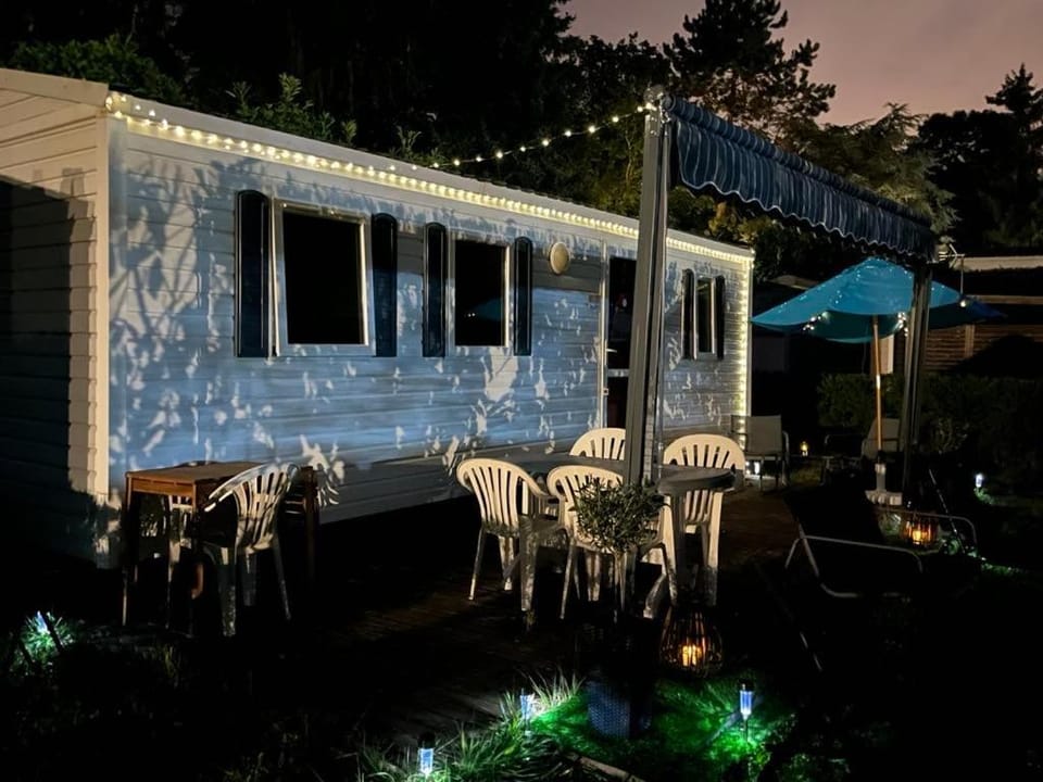 Mobil-Home avec belle exposition Campground/ 
RV Resort in Île-de-France