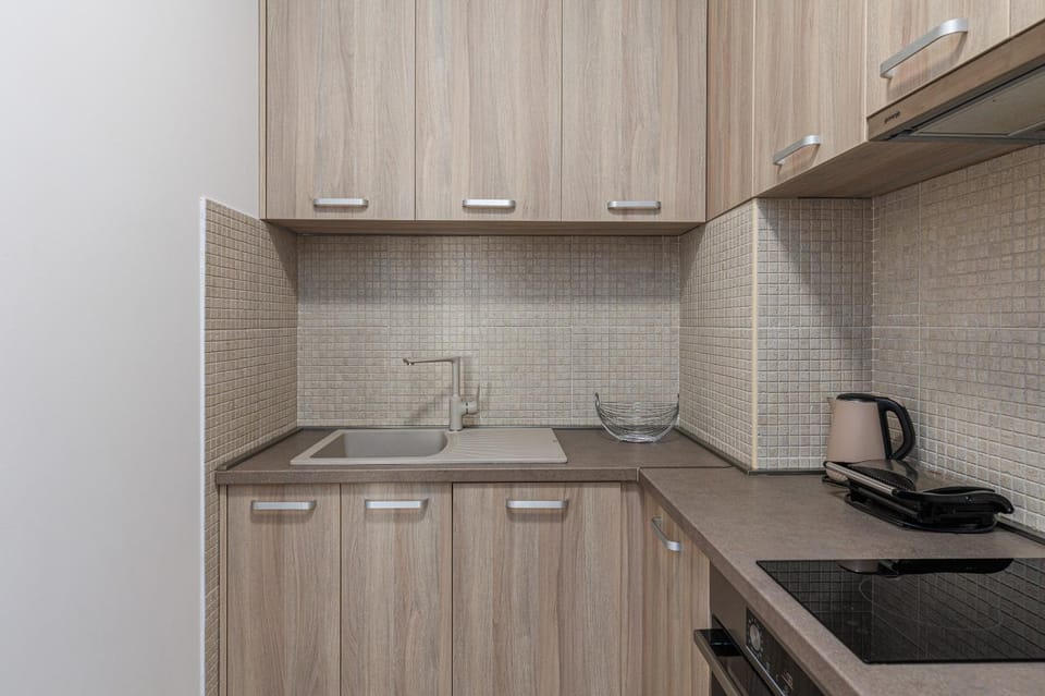 Coffee/tea facilities, Kitchen or kitchenette, stove