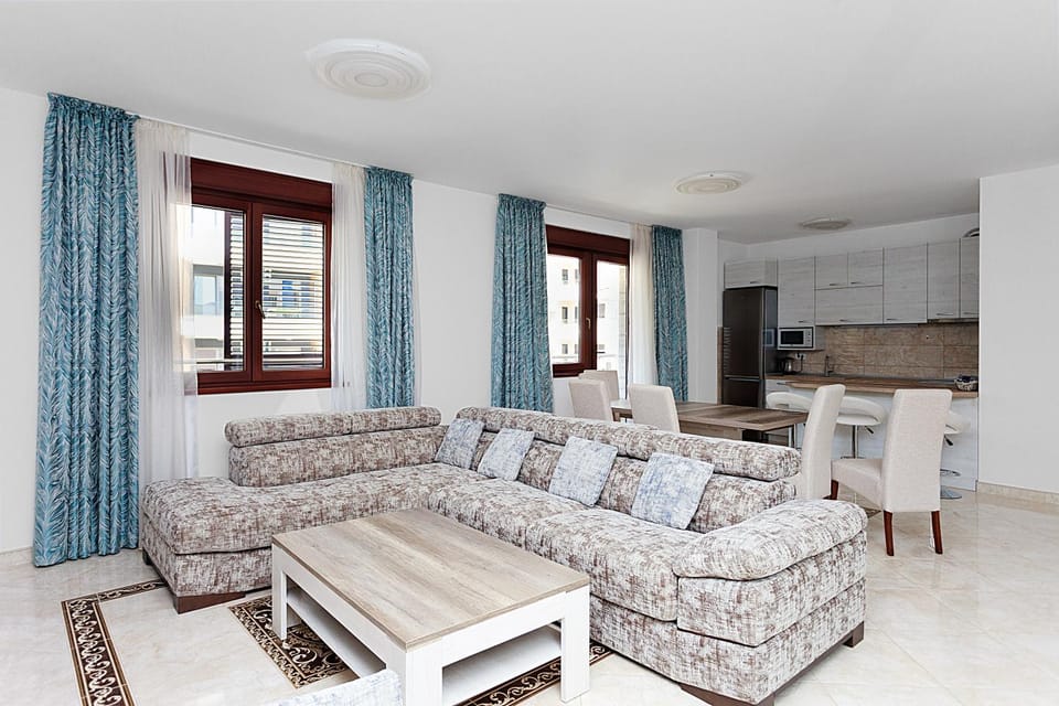 TV and multimedia, Kitchen or kitchenette, Living room, Seating area, Dining area