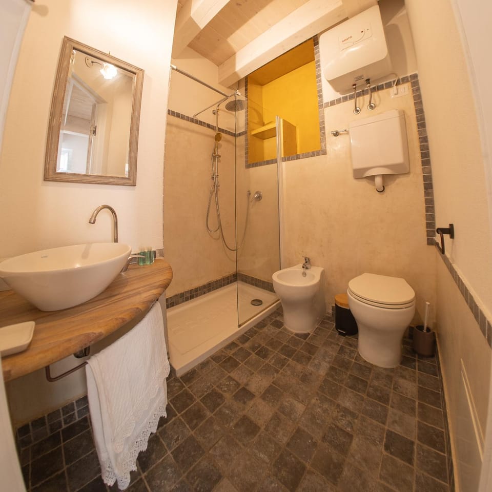 Shower, Toilet, Bathroom, bidet, towels