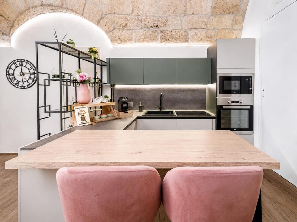 Kitchen or kitchenette, Dining area, oven, pet friendly, stove, kitchen