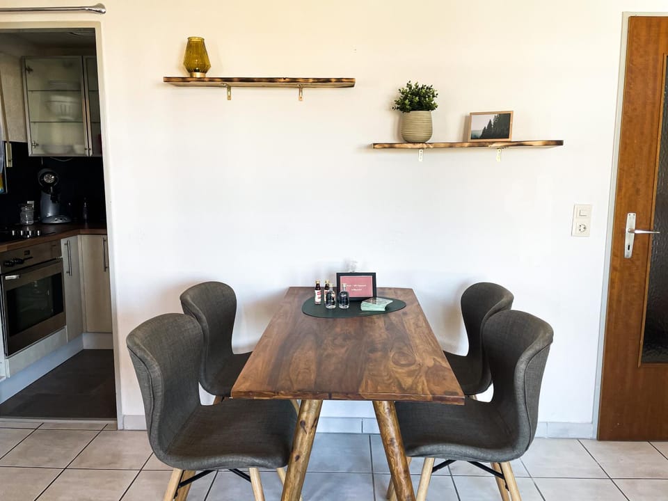 Seating area, Dining area