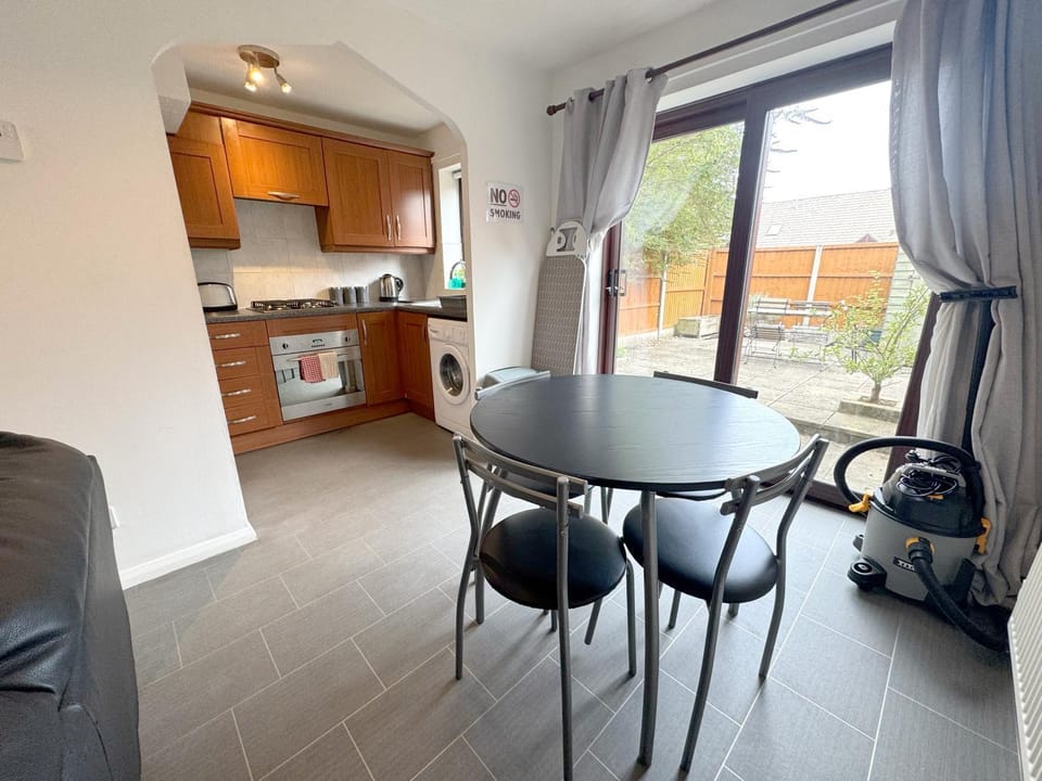 Kitchen or kitchenette, Seating area, Dining area, oven, stove