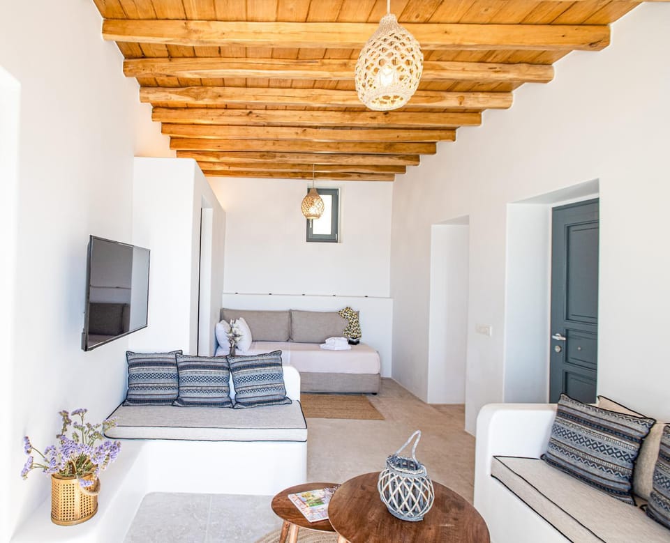 Bed, TV and multimedia, Living room, Photo of the whole room, Seating area, Bedroom, towels