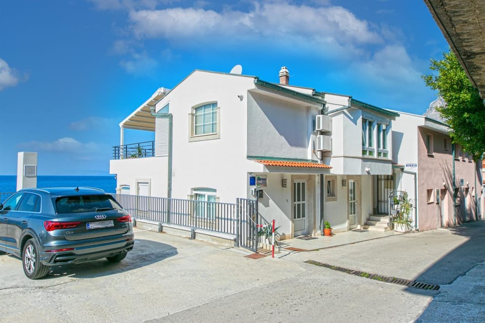 Property building, Facade/entrance, Off site