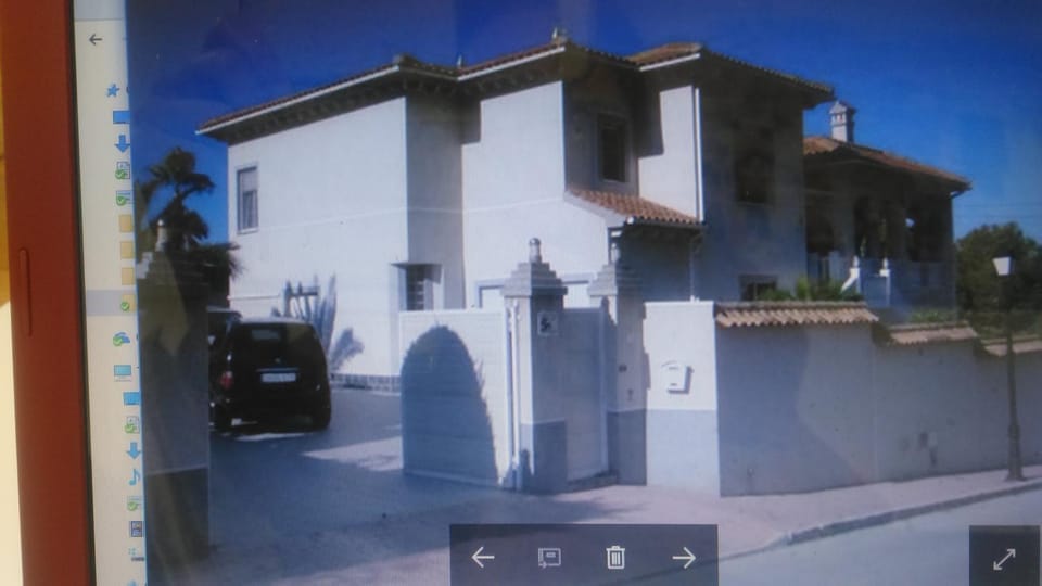 Estrella Del Mar Tranquil and spacious villa, convenient location 3-5 mins' walk to all amenities Villa in Vega Baja del Segura