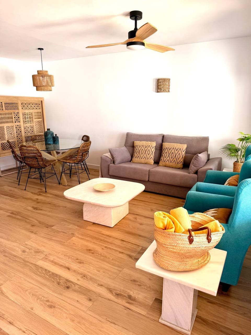 Living room, Seating area, Dining area