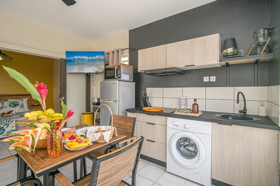 Coffee/tea facilities, Kitchen or kitchenette, Food and drinks, Dining area, Food, oven, stove, toaster, washing machine