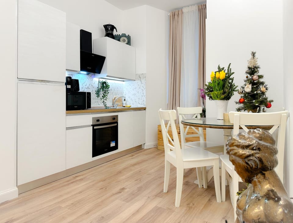 Kitchen or kitchenette, Dining area, minibar, pet friendly, stove