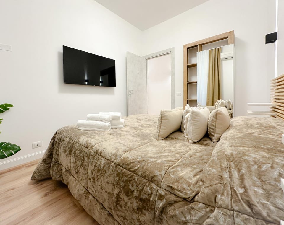 Bed, TV and multimedia, Photo of the whole room, Bedroom