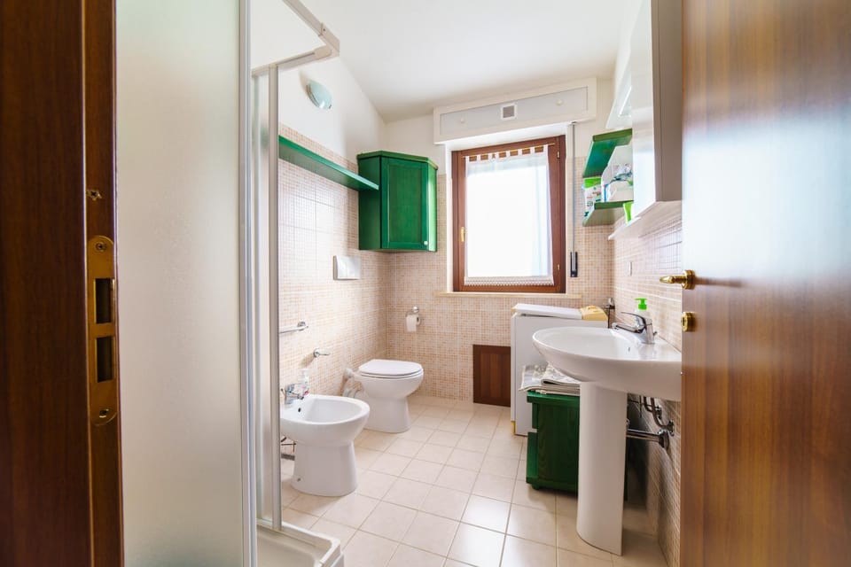 Bathroom, washing machine