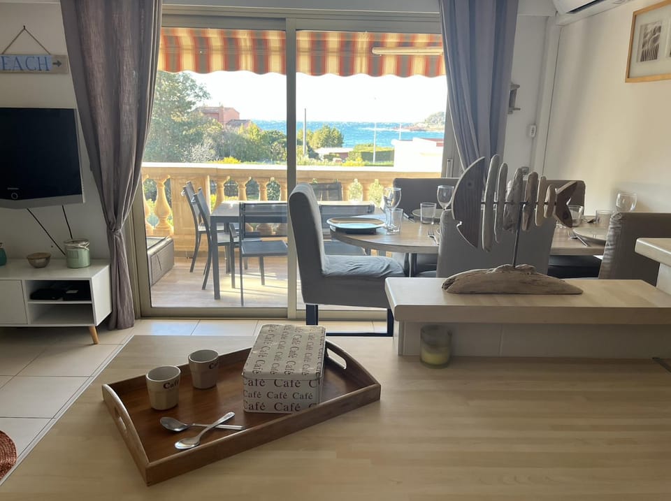 Communal lounge/ TV room, TV and multimedia, View (from property/room), Balcony/Terrace, Living room, Seating area, Dining area