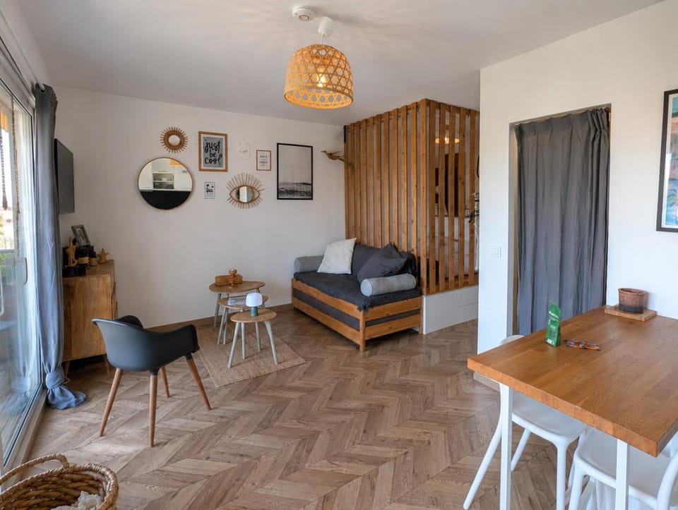Living room, Lounge or bar, air conditioner