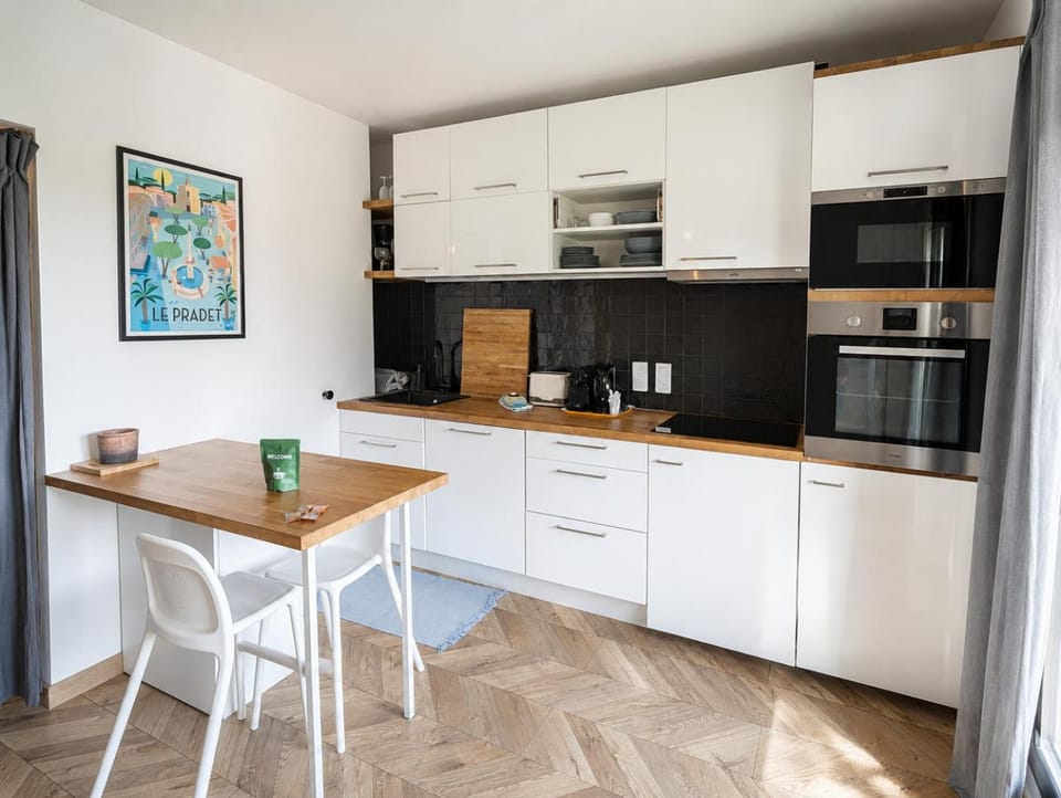 Coffee/tea facilities, Dining area, microwave, oven, stove, kitchen