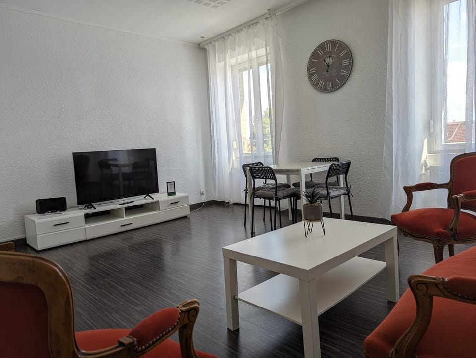 TV and multimedia, Living room, Seating area, Dining area