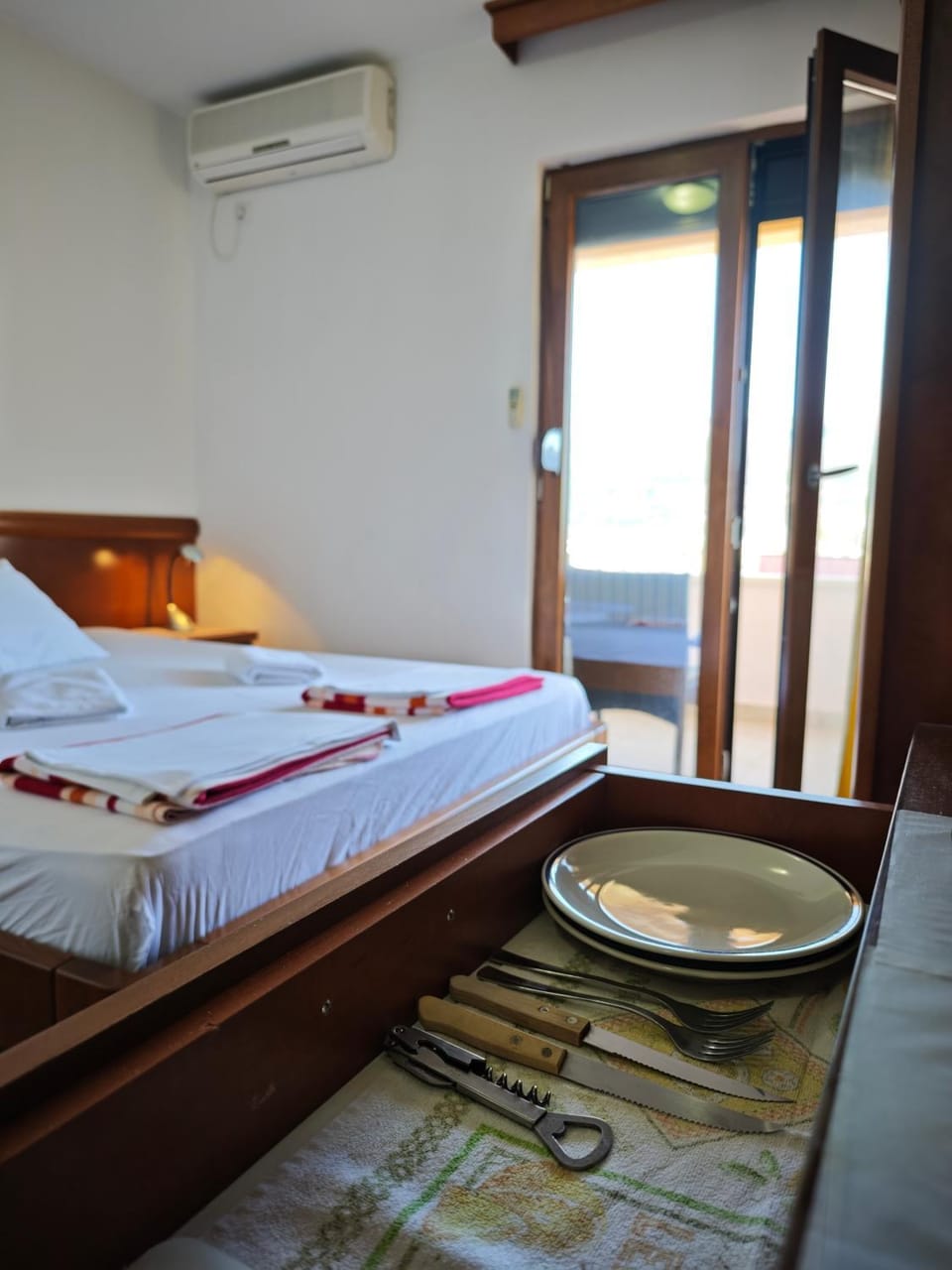 Bed, Bedroom, air conditioner