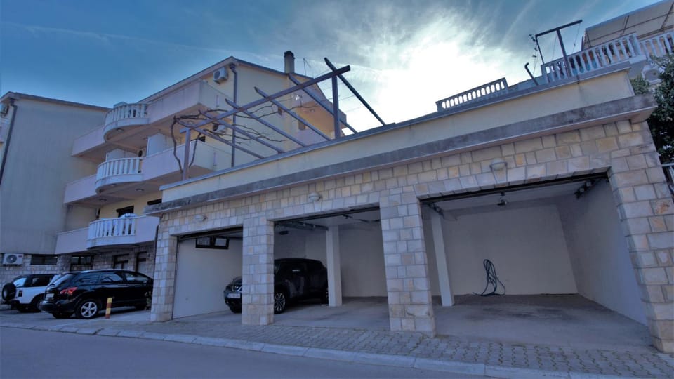 Property building, Facade/entrance, Parking