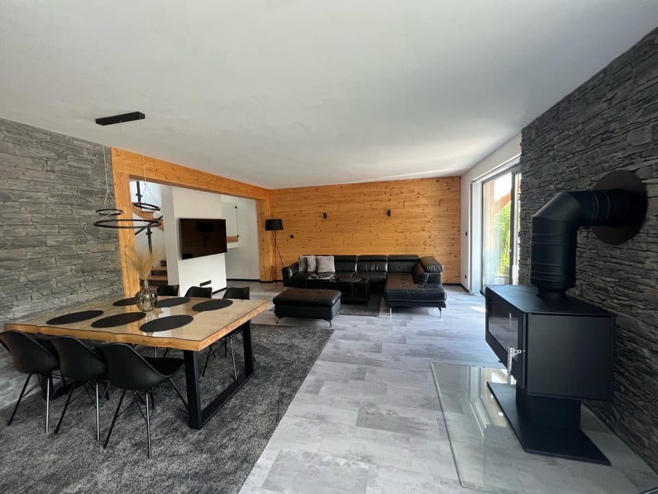 Communal lounge/ TV room, TV and multimedia, Living room, Seating area, Dining area