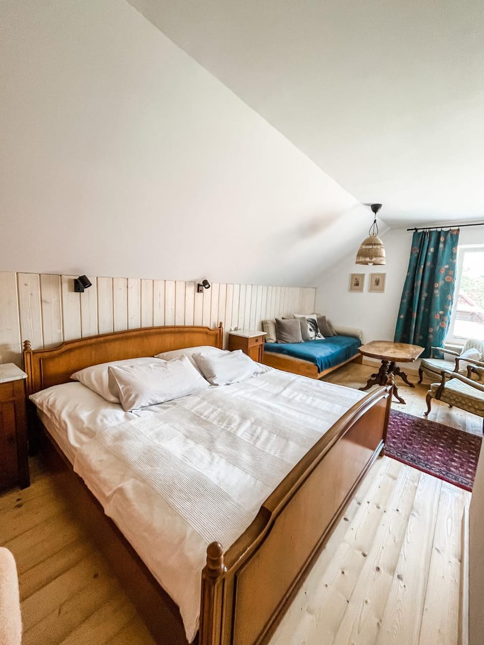 Bed, Photo of the whole room, Seating area, Bedroom