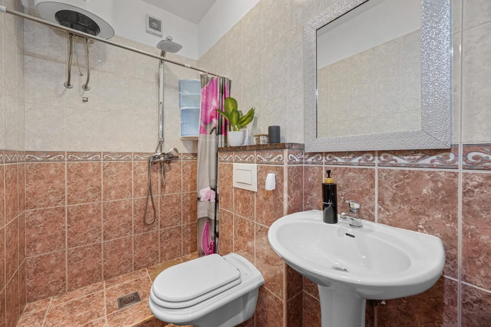 Shower, Toilet, Bathroom, bidet, towels