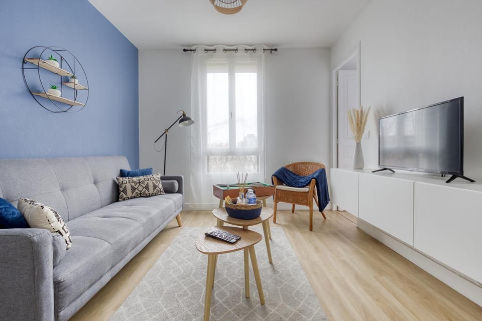 TV and multimedia, Living room, Seating area, Evening entertainment