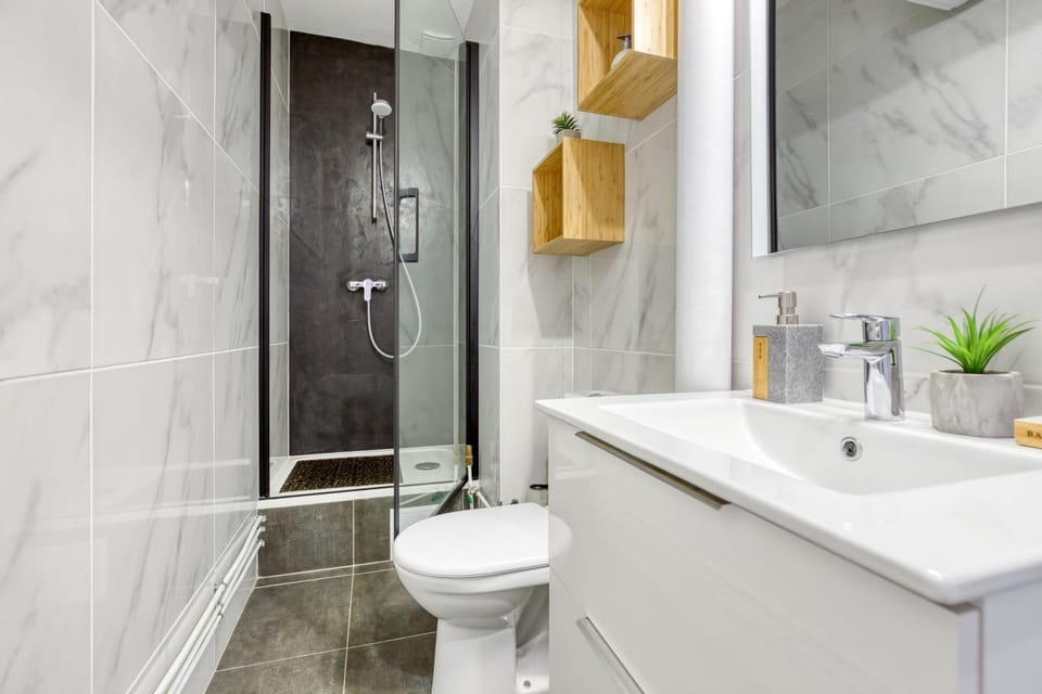 Shower, Toilet, Bathroom, towels