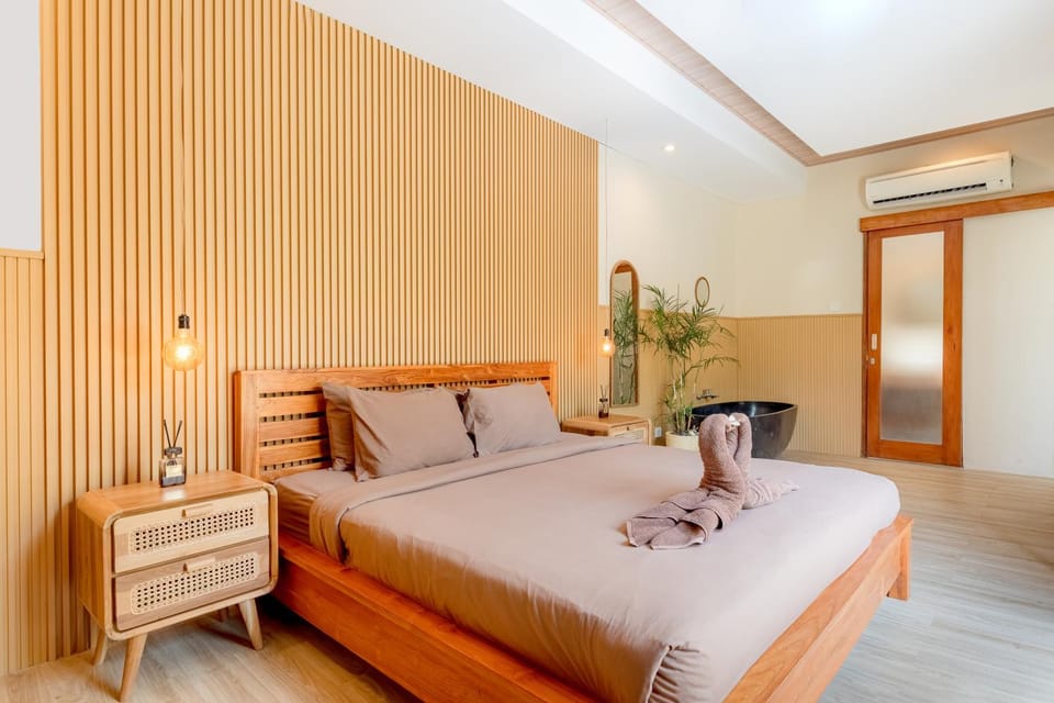 Bed, Photo of the whole room, Bedroom, towels, air conditioner
