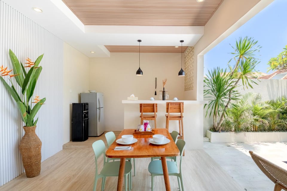 Kitchen or kitchenette, Dining area