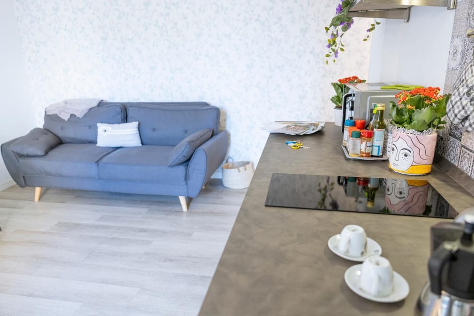 Kitchen or kitchenette, Living room, Seating area, Dining area